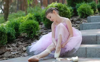 粉色短裙小萝莉图片