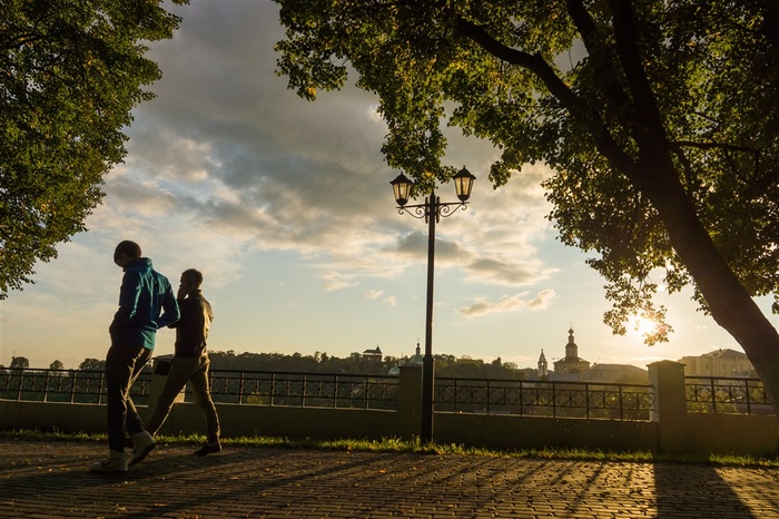 夕阳下的弗拉基米尔城市花园街道行人