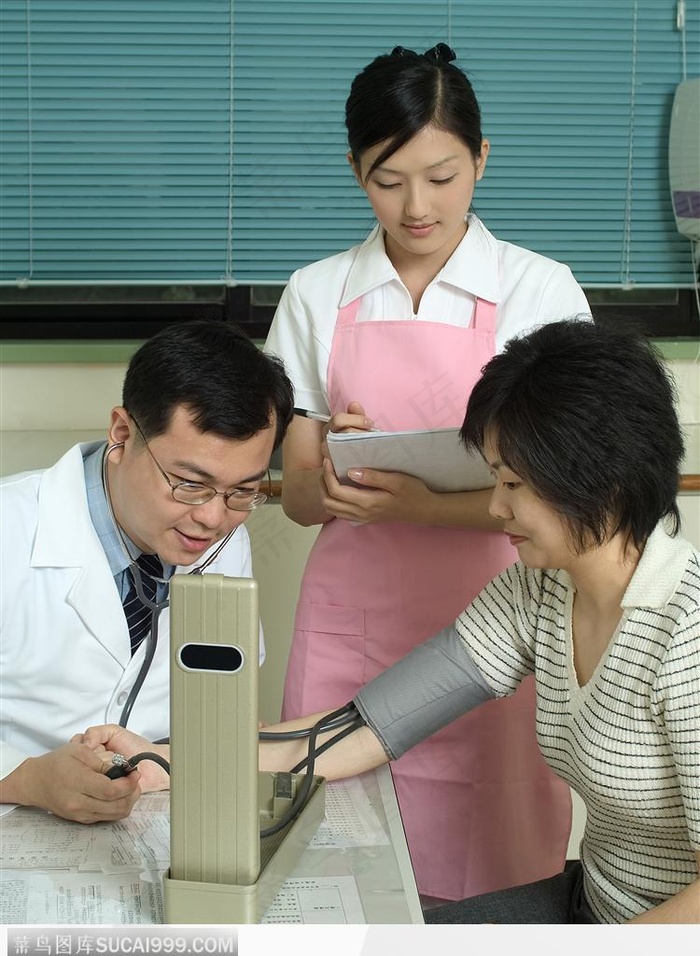亚洲医院-给病人量血压的护士