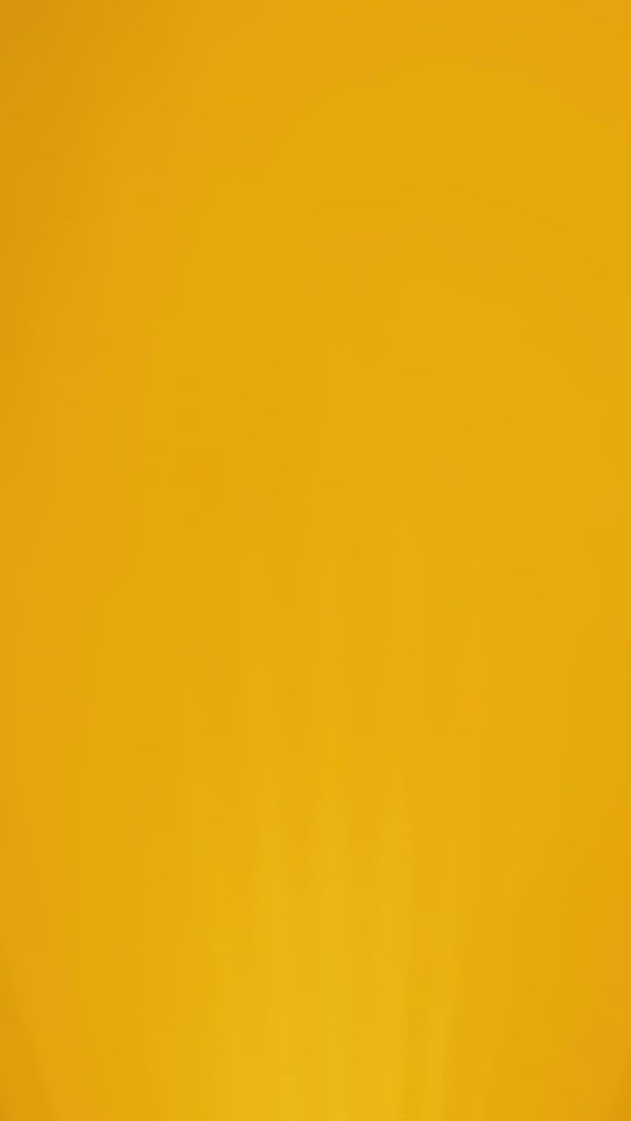 在黄色背景切的菠萝