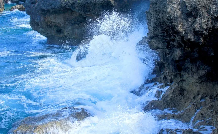 海滩翻滚巨浪图片