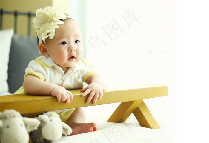 坐在床上凝视的小宝贝