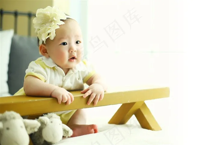 坐在床上凝视的小宝贝