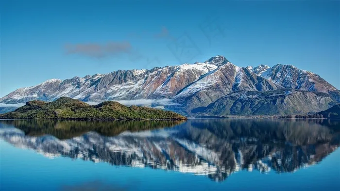 蓝天白云下的阿尔卑斯