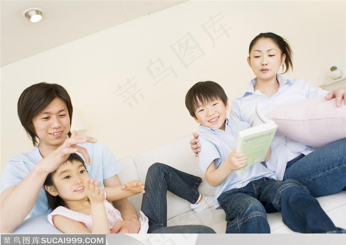 幸福的一家-坐在沙发上一起玩耍的一家四口