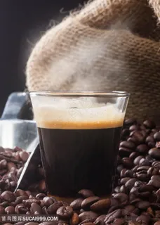 放在咖啡豆上面的咖啡侧视高清