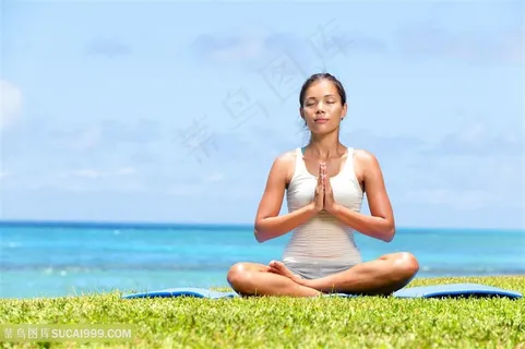 瑜伽打坐的美女高清图