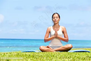 瑜伽打坐的美女高清图