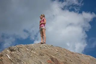 可爱小女孩侧面图片