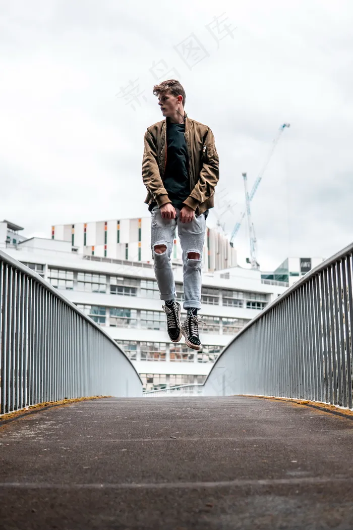 休闲帅哥跳跃悬浮摄影