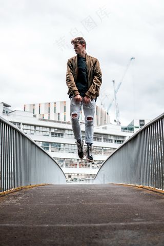 休闲帅哥跳跃悬浮摄影
