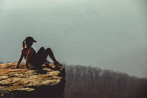 山顶上的美女背影图片