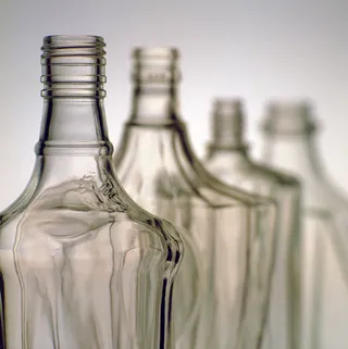 玻璃工艺-一排玻璃酒杯