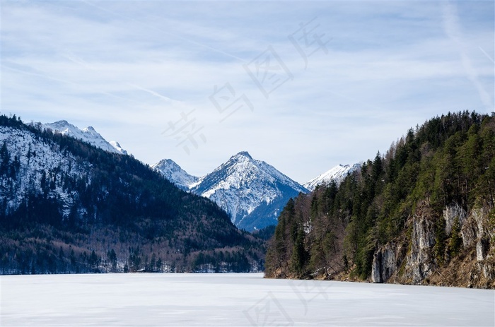 重叠的山峦图片