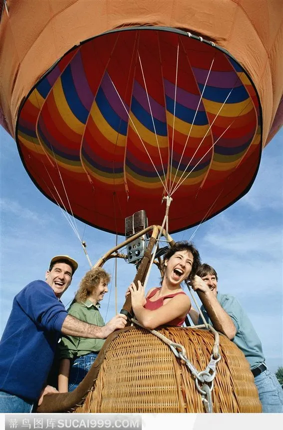 在热气球上狂呼的人们