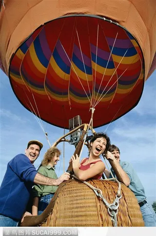 在热气球上狂呼的人们