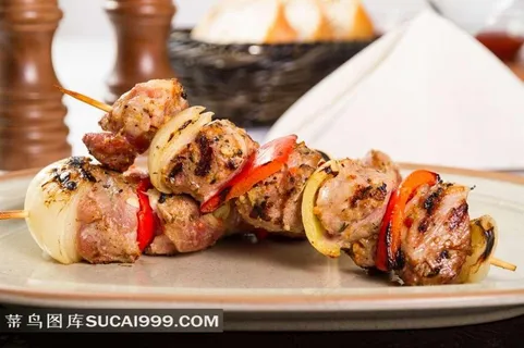 放在盘子里的烤肉