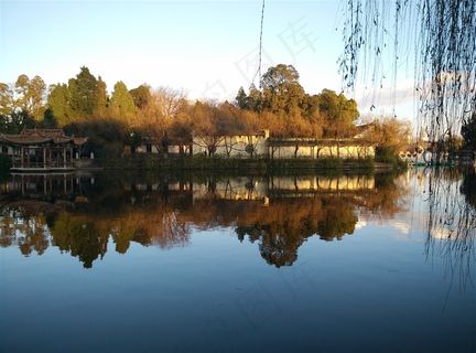 公园湖泊美丽倒影摄影图片