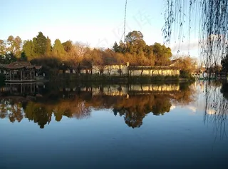 公园湖泊美丽倒影摄影图片