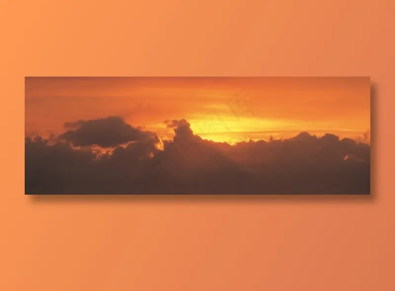 天空中乌云中透出的阳光