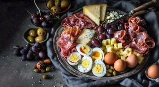 沙拉西餐美食水果鸡蛋牛肉餐具摄影