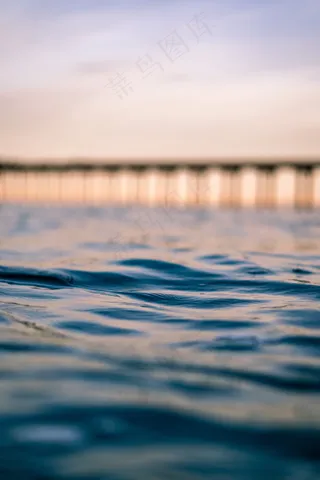 蓝色大海海水美景图片