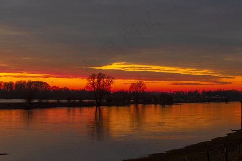河面日落风景图片