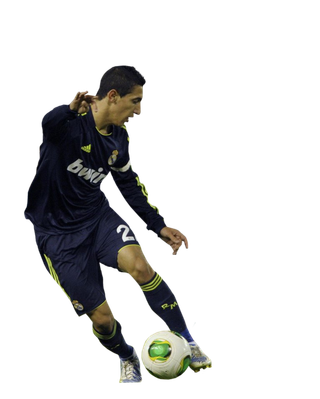 足球运动员踢球射门免抠