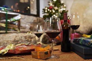 充满氛围感的桌上摆着葡萄酒和礼物