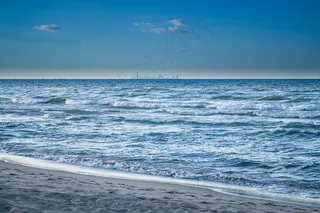 美丽蓝色大海图片