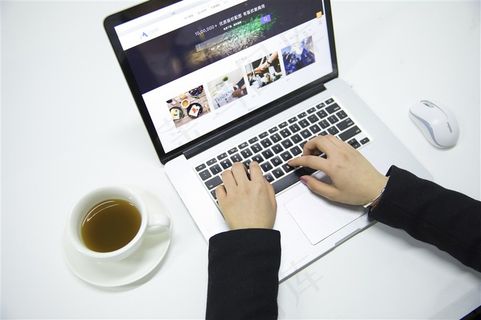 商务办公室工作场景