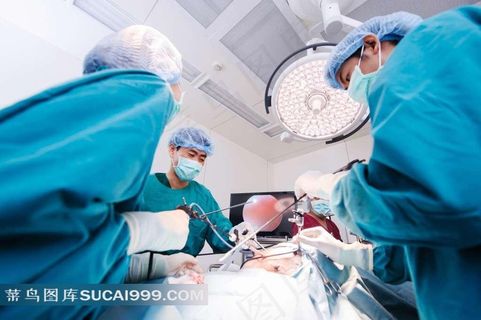 正在手术室做手术的医生图片