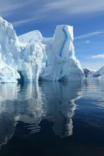 海面上的冰川自然景观