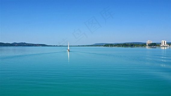 平静的蓝色水面