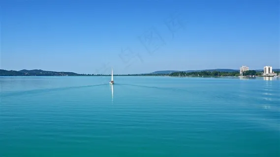 平静的蓝色水面 平静的蓝色水面