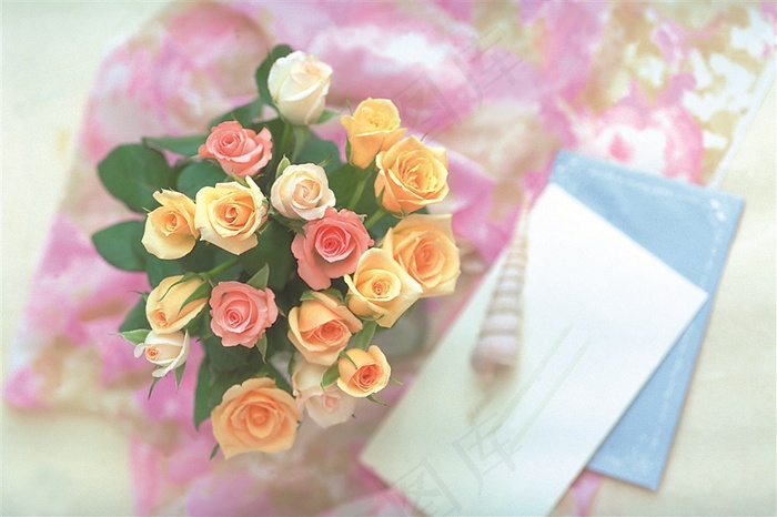 玫瑰花插花图
