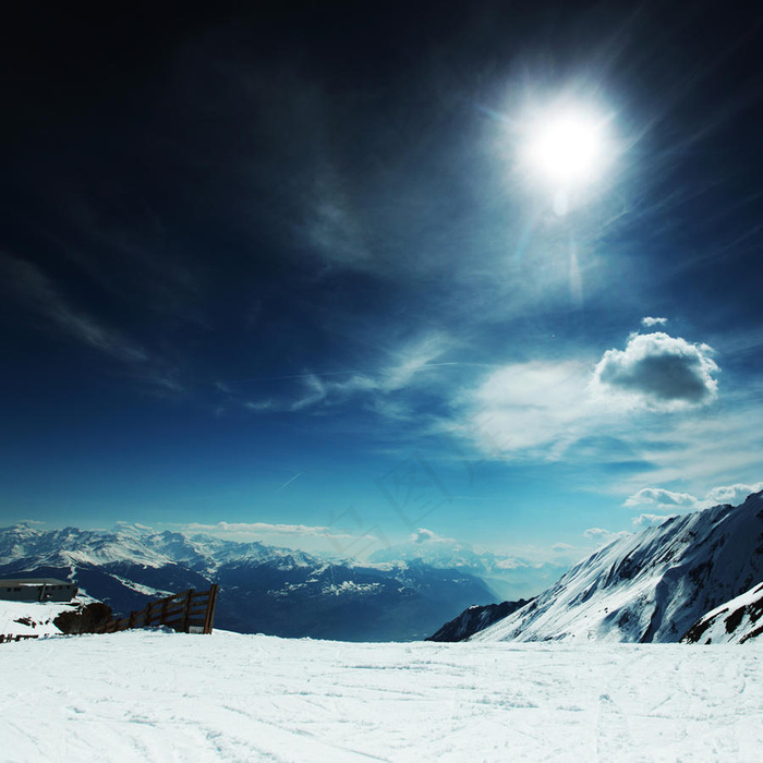 雪山的太阳高清天空图片