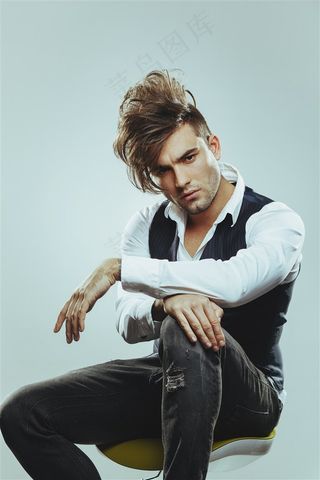 椅子上坐着的帅哥人物摄影