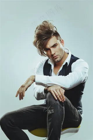 椅子上坐着的帅哥人物摄影