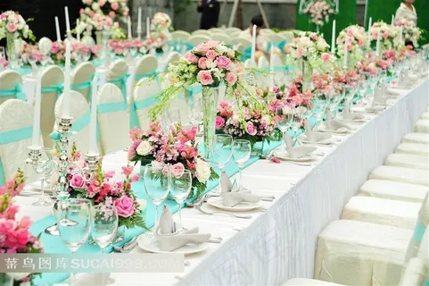 酒店婚宴场地布置和鲜花摄影图