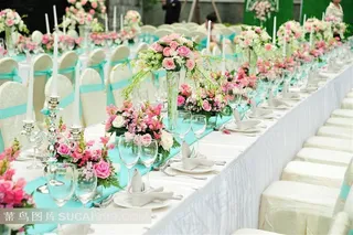 酒店婚宴场地布置和鲜花摄影图