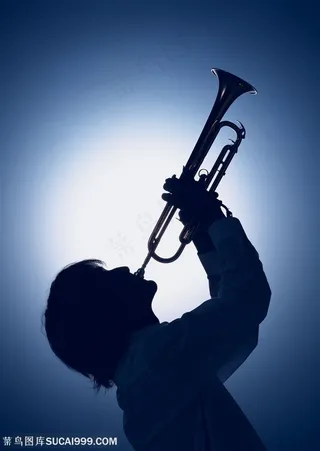 乐器-仰天吹奏小号特写