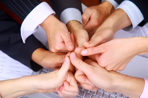 聚在一起的大拇指