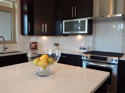 简洁干净的厨房摄影图