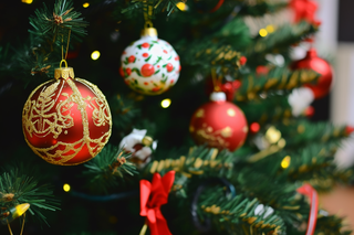 圣诞树装饰节日喜庆摄影图