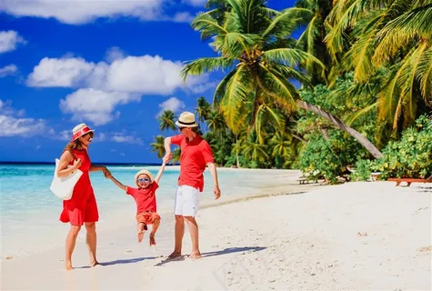 海边的一家三口家庭图片