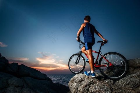 傍晚骑山地车的男士高清图片