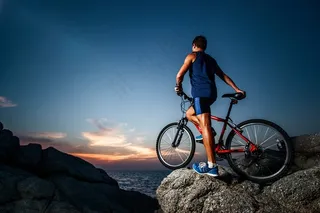 傍晚骑山地车的男士高清图片