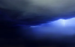 乌云密布的天空和闪电高清图片