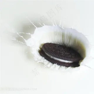 落入牛奶中得奥利奥图片设计素材